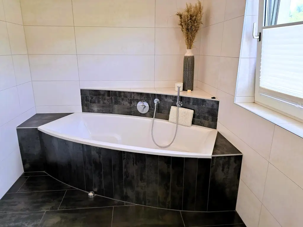 Wohnjuwel mit 2 Wohnungen (ca. 290 m² Wfl.), 2 Terrassen, Gartenareal mit Pool & Poolhaus - Neuzeug