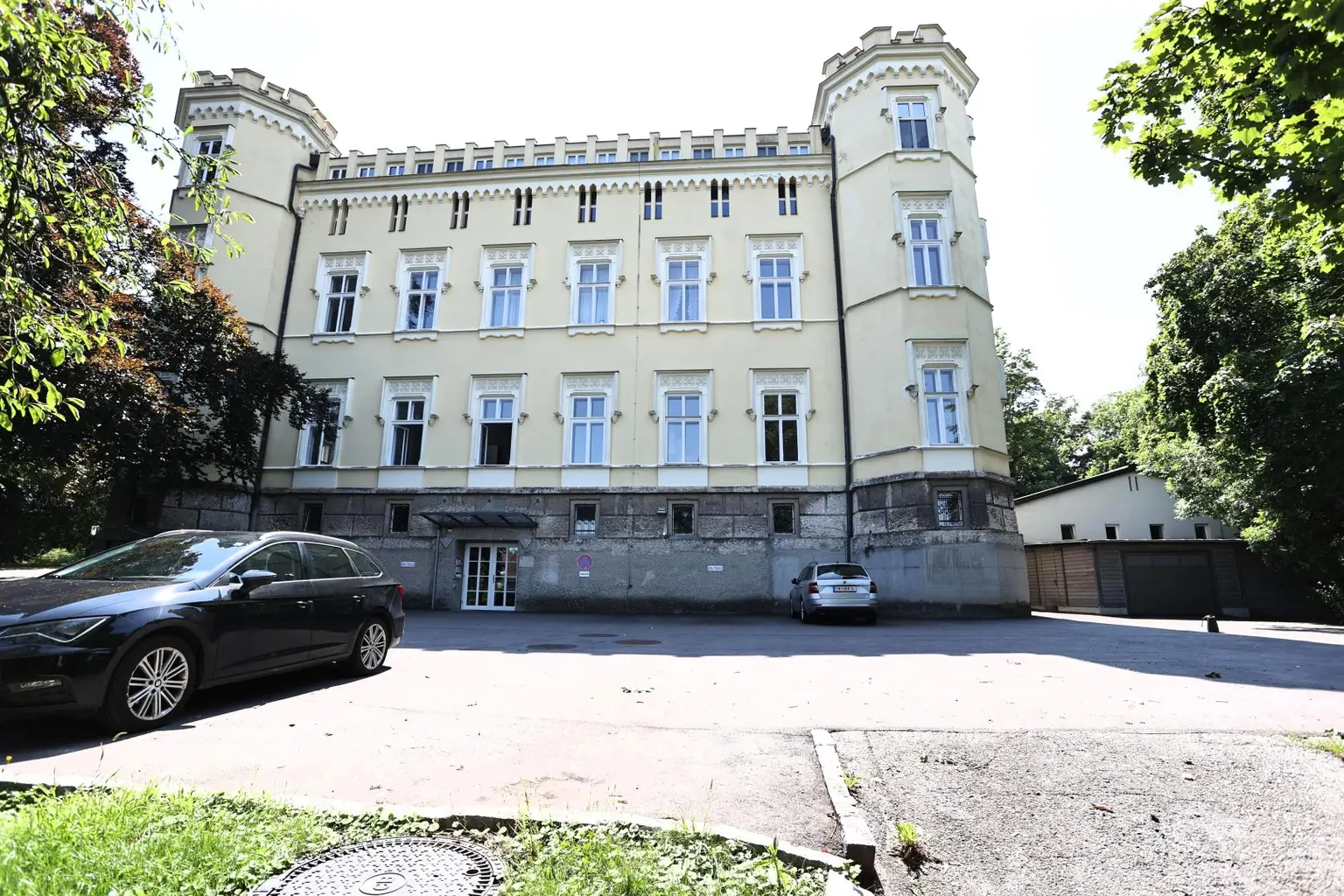 Herrschaftlich wohnen im Schloss Vogelsang!  Barrierefreie 2-Raum-Eigentumswohnung mit PKW-Abstellplatz