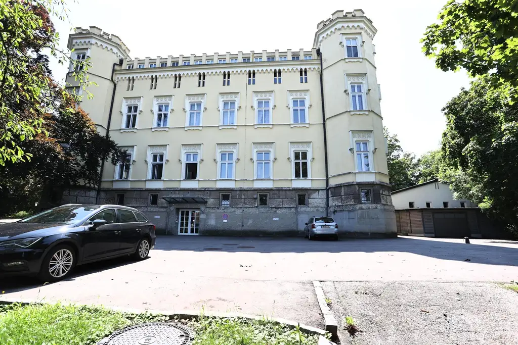 Herrschaftlich wohnen im Schloss Vogelsang!  Barrierefreie 2-Raum-Eigentumswohnung mit PKW-Abstellplatz