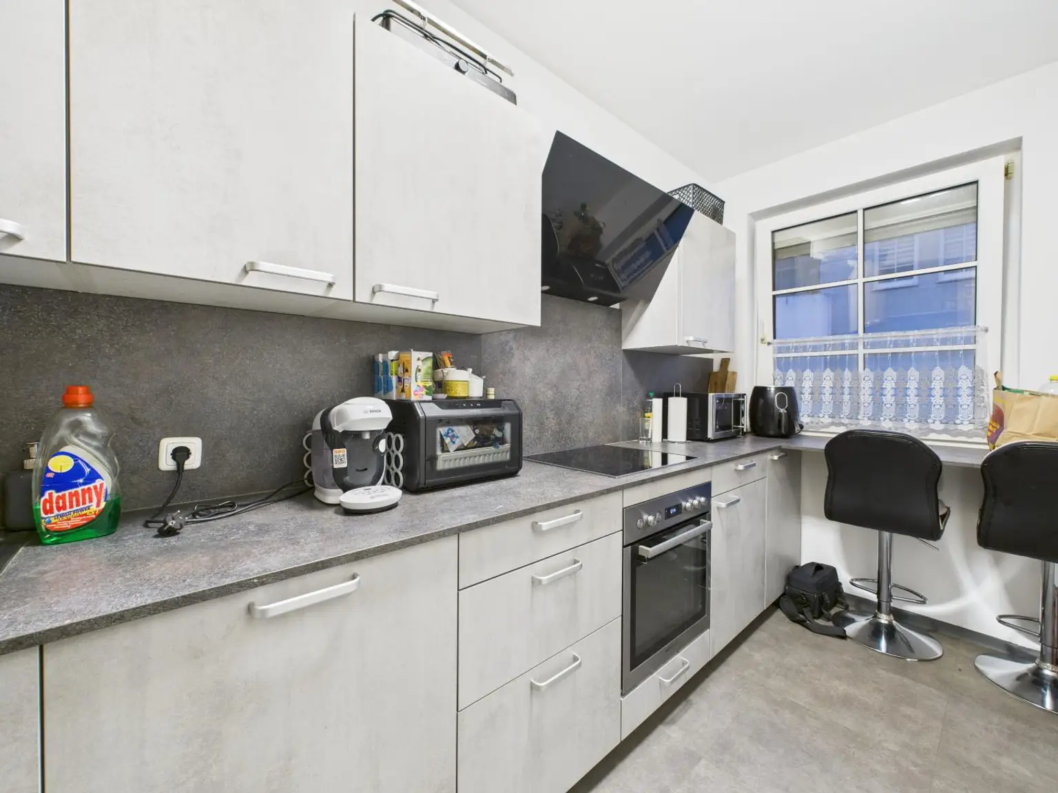 Großzügige 3-Zimmer-Wohnung mit Loggia in begehrter Welser Wohnlage – neuwertig, hell & sofort beziehbar