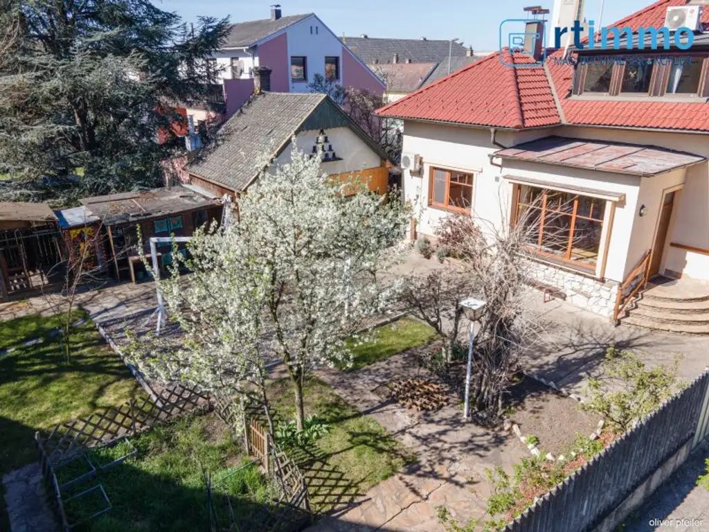 IHR FAMILIENDOMIZIL: KLIMATISIERTE GERÄUMIGE STADTVILLA MIT SCHÖNEM GARTEN, NEBENGEBÄUDEN UND SPIELPLATZ