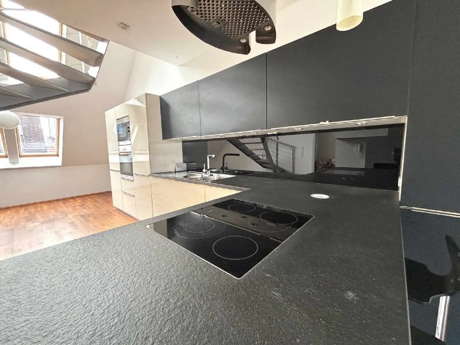 Traumhafte Dachmaisonette mit 2 Terrassen + Dachterrasse - Nähe Arenbergpark