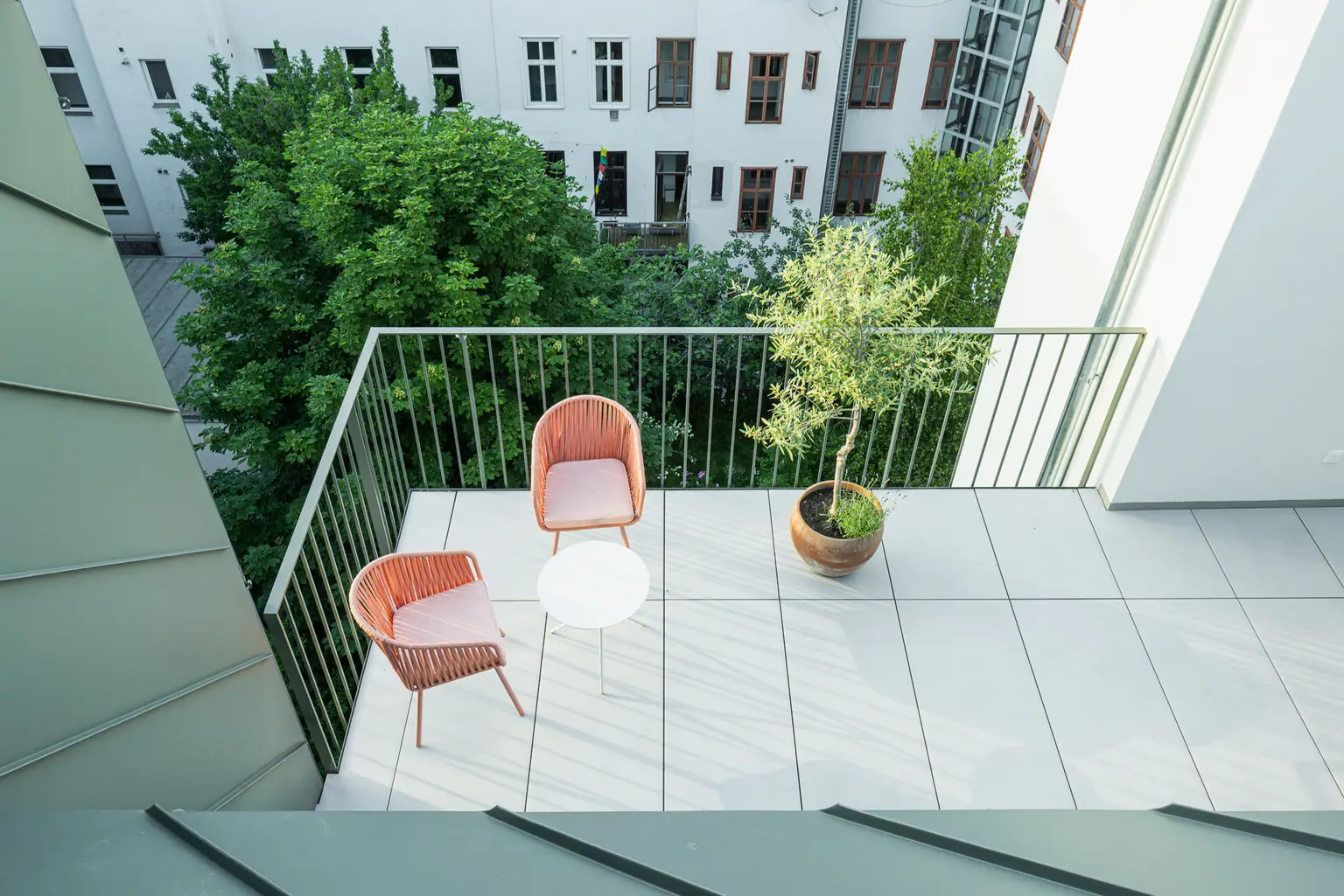 Loft-Feeling trifft Altbauflair – 3 Zimmer Erstbezug mit Terrasse nahe U6