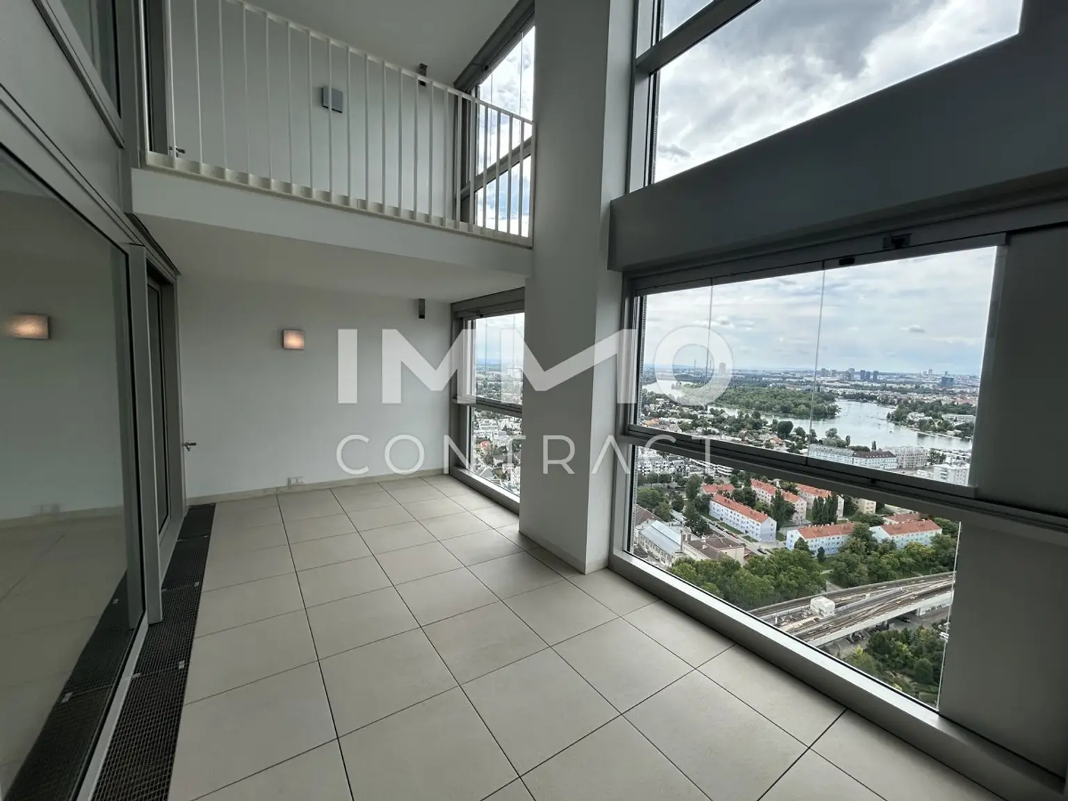 Exklusive Penthouse Wohnung auf 2 Etagen mit atemberaubenden Ausblick auf die Donau und die Innenstadt!