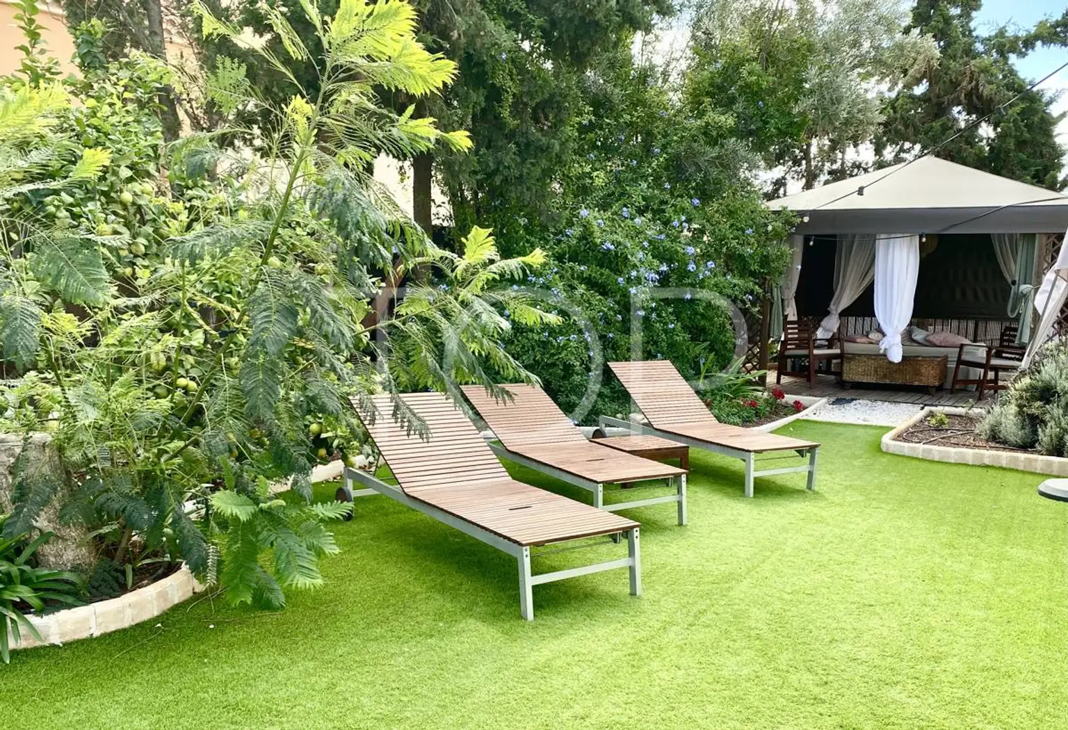 Acogedora casa rústica en plena naturaleza con jardín y piscina