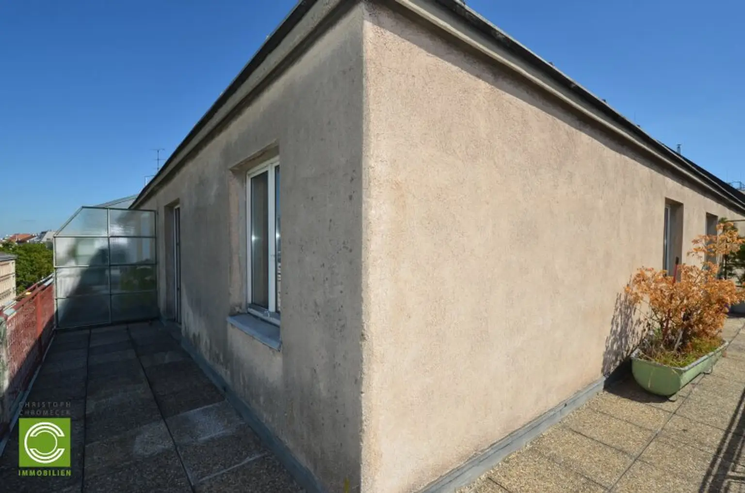 CHRISTOPH CHROMECEK IMMOBILIEN - 1090 WIEN - Renovierungsbedürftige Dachgeschoßwohnung mit Terrasse!