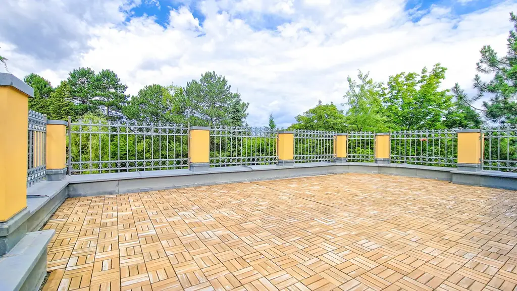 Grüne Oase in Prestige-Lage, Stilvilla mit ca. 1.600 m² Grund, Gästehaus, 2 Garagen und großem Pool