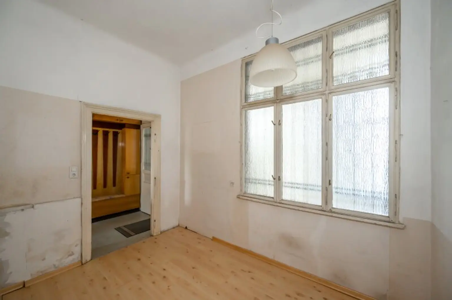++RG71++ Altbaujuwel zum Sanieren – 2,5-Zimmer Wohnung mit guter Raumaufteilung