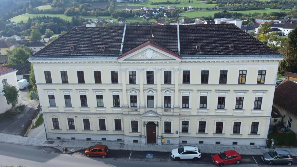 Charakteristisches Zinshaus im Ortszentrum
