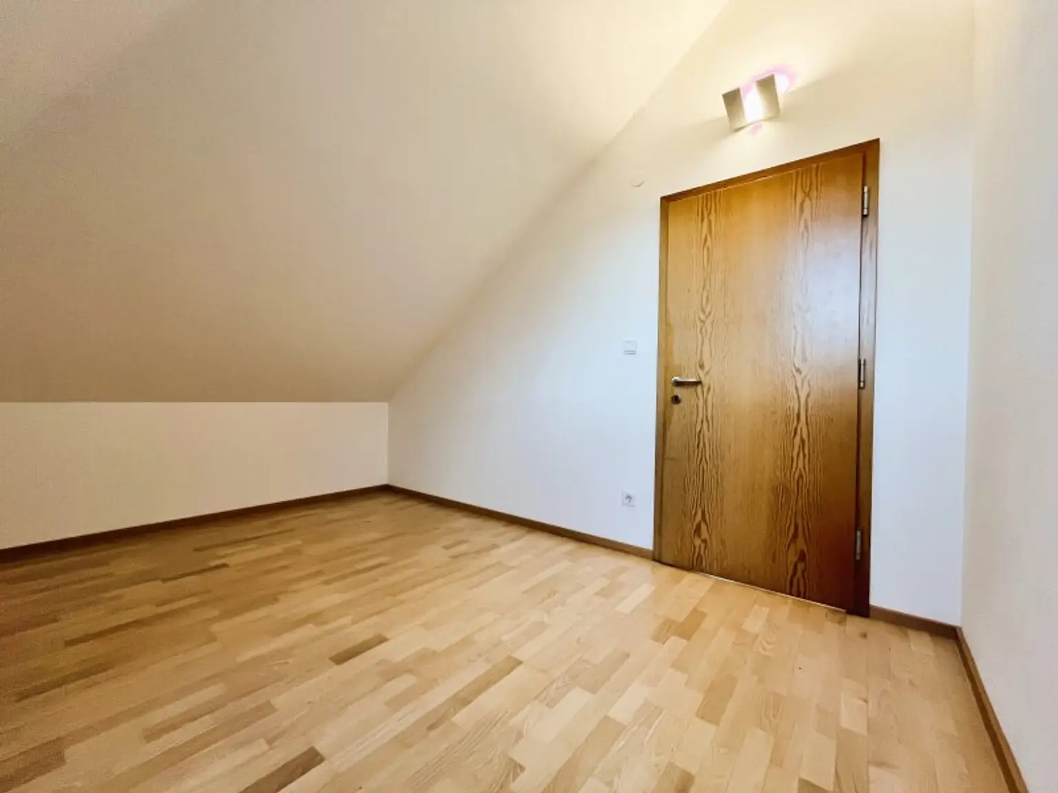Zimmer 2 mit ca. 8m² plus ca. 3,8m² niedriger als 1,5m