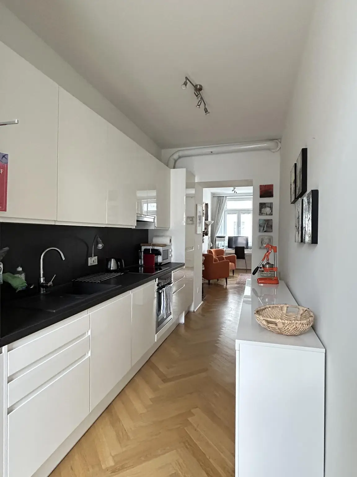 Küche - Blick ins Wohn-/ Schlafzimmer