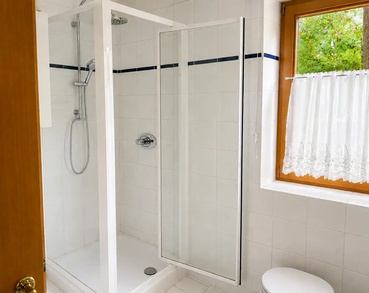 Badezimmer EG mit Fenster, Dusche und WM Anschluß