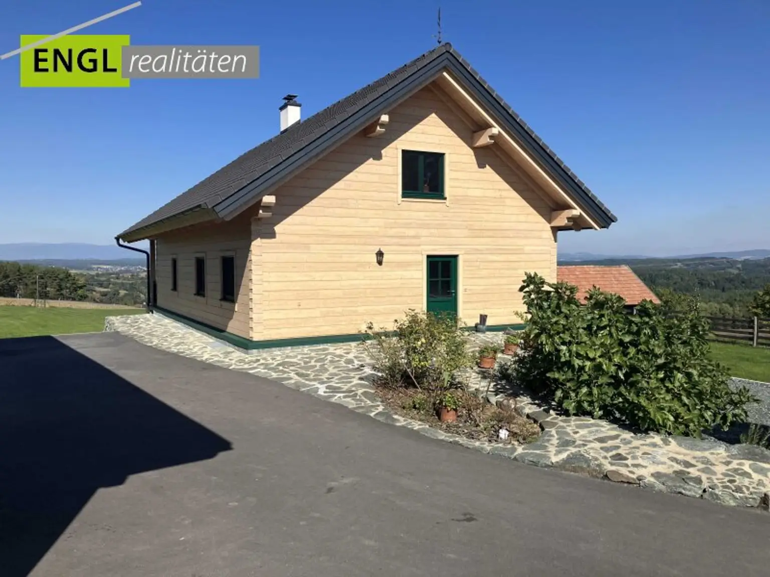 Skandinavisches Blockhaus mit Galerie, Kamin und großem Grundstück mit Fernblick
