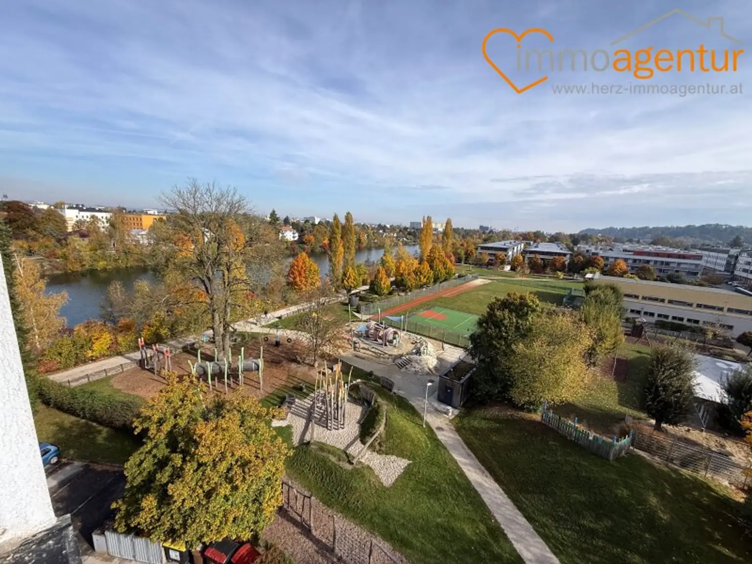 Wohnjuwel über den Dächern von Thalheim, mit Loggia und Traunblick