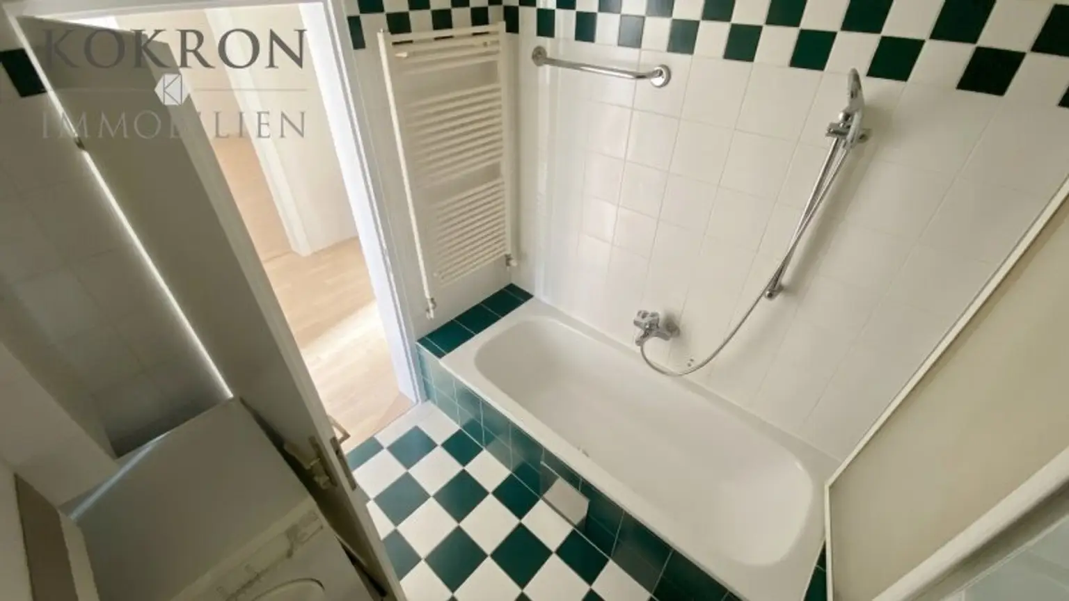 Gepflegtes Badezimmer mit Badewanne.