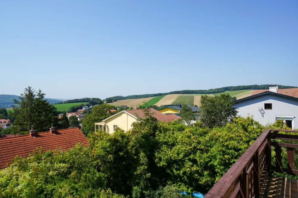 Landhaus mit Potential auf Anhöhe mit traumhaftem Weitblick ins Land