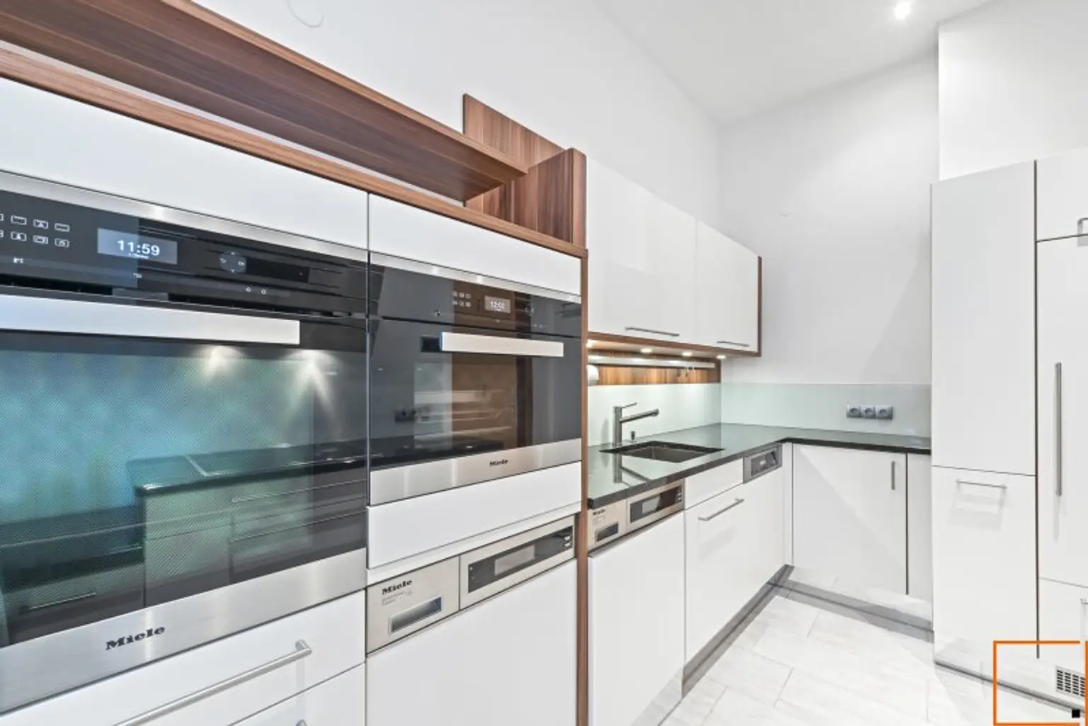 In Bestlage nahe Karmelitermarkt: Zentral begehbare Maisonette-Altbauwohnung in sehr gepflegtem Zustand und freiem Blick