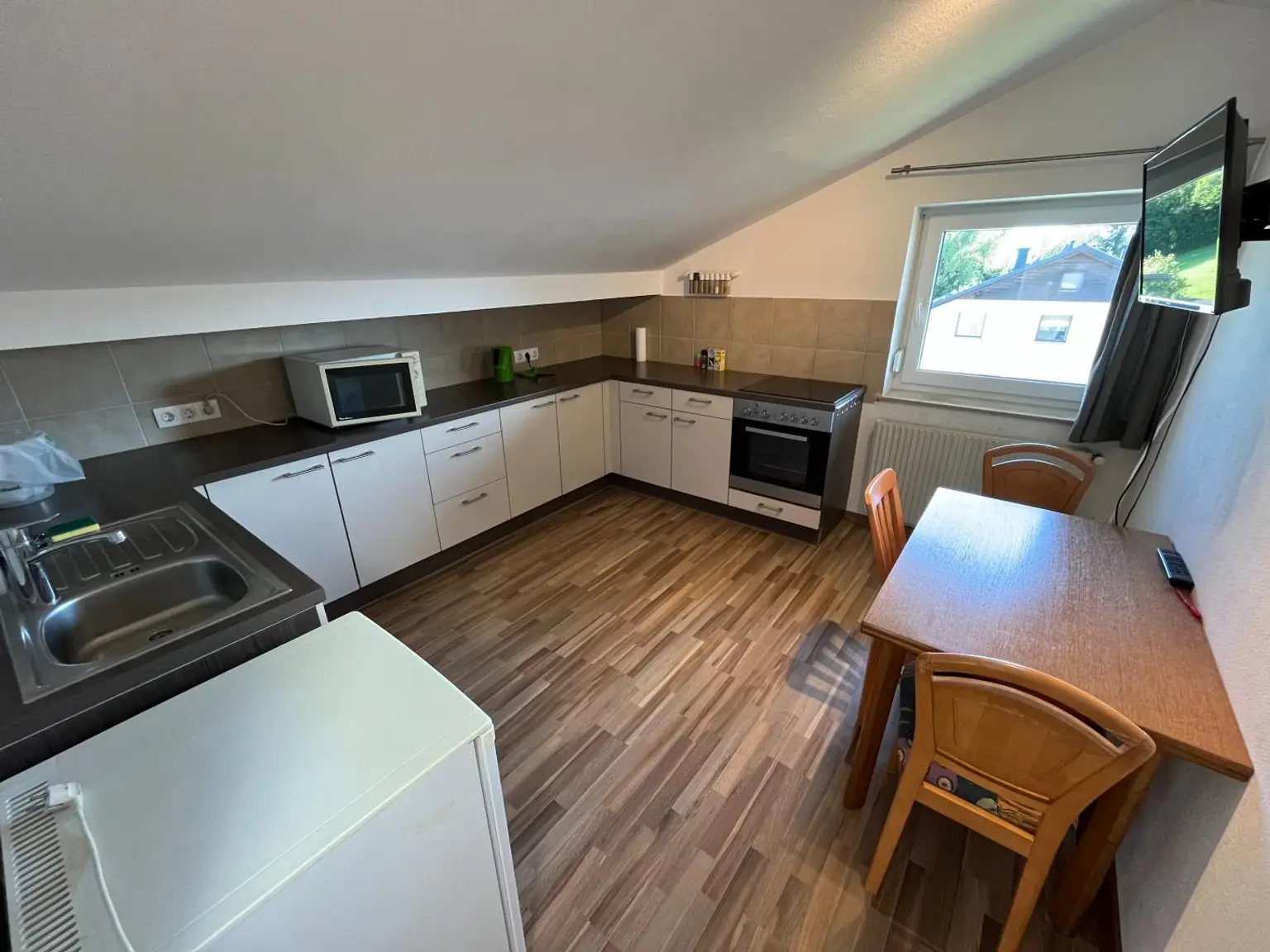 OPEN HOUSE! Großzügiges leistbares Wohnhaus mit 3 getrennte Wohneinheiten, Traumgarten, Doppelgarage und vielen Parkplätzen Tuffeltsham in Redlham