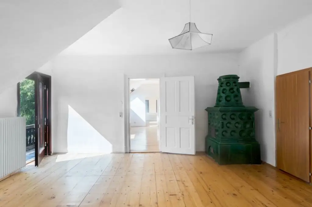 Ehemaliges Forsthaus mit Wirtschaftsgebäuden, allein und ruhig im Wald gelegen.