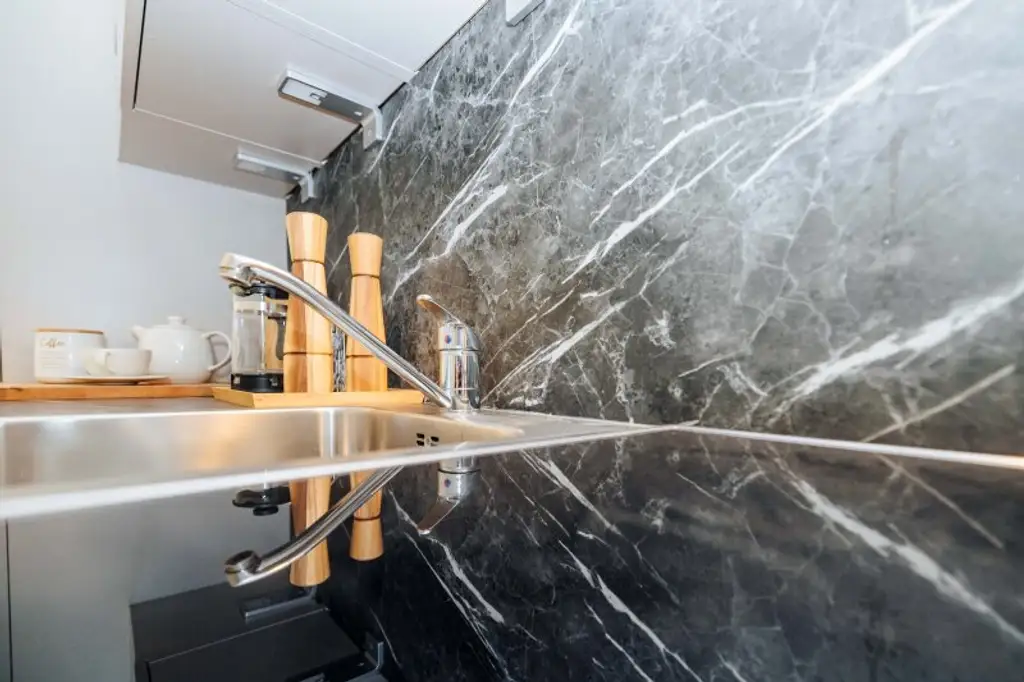 1 MONAT MIETFREI I AB SOFORT I XL-TERRASSE I TOP-KÜCHE I SEHR HELL & RUHIG I BADEWANNE I WG TAUGLICH I MODERN SANIERT I LICHTDURCHFLUTET I SEHR ZENTRALE LAGE AM STADTPARK I