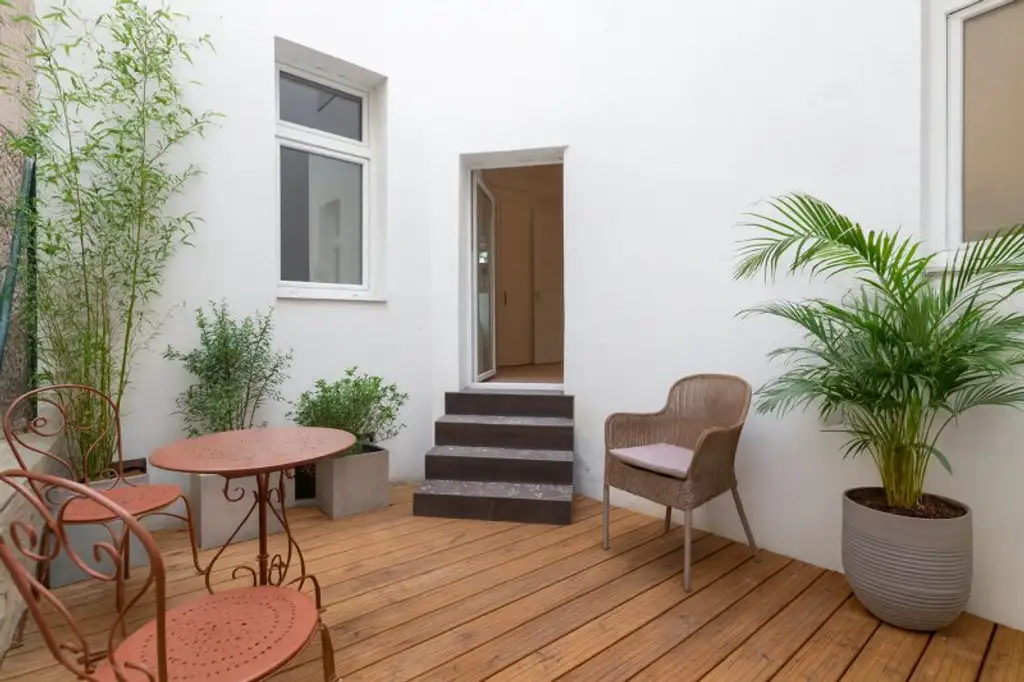 Traumhafte Gartenwohnung im Luxus-Altbau! Erstbezug mit 3-Zi. und 2 Terrassen!