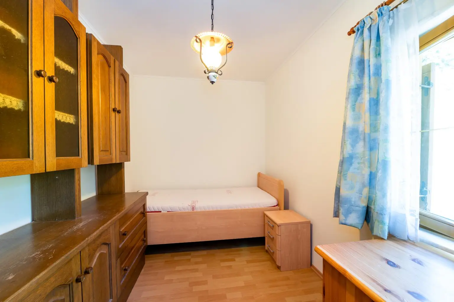 Einfamilienhaus mit Einliegerwohnung, Garage, Carports und Ausblick!