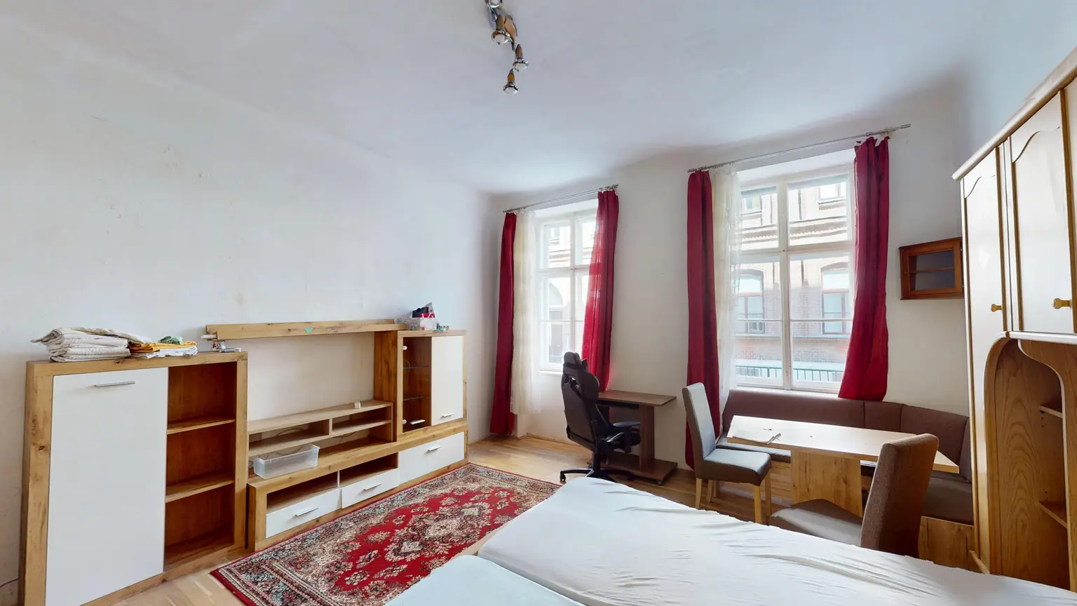 Sanierungsbedürftige Altbauwohnung I Kolonitzplatz