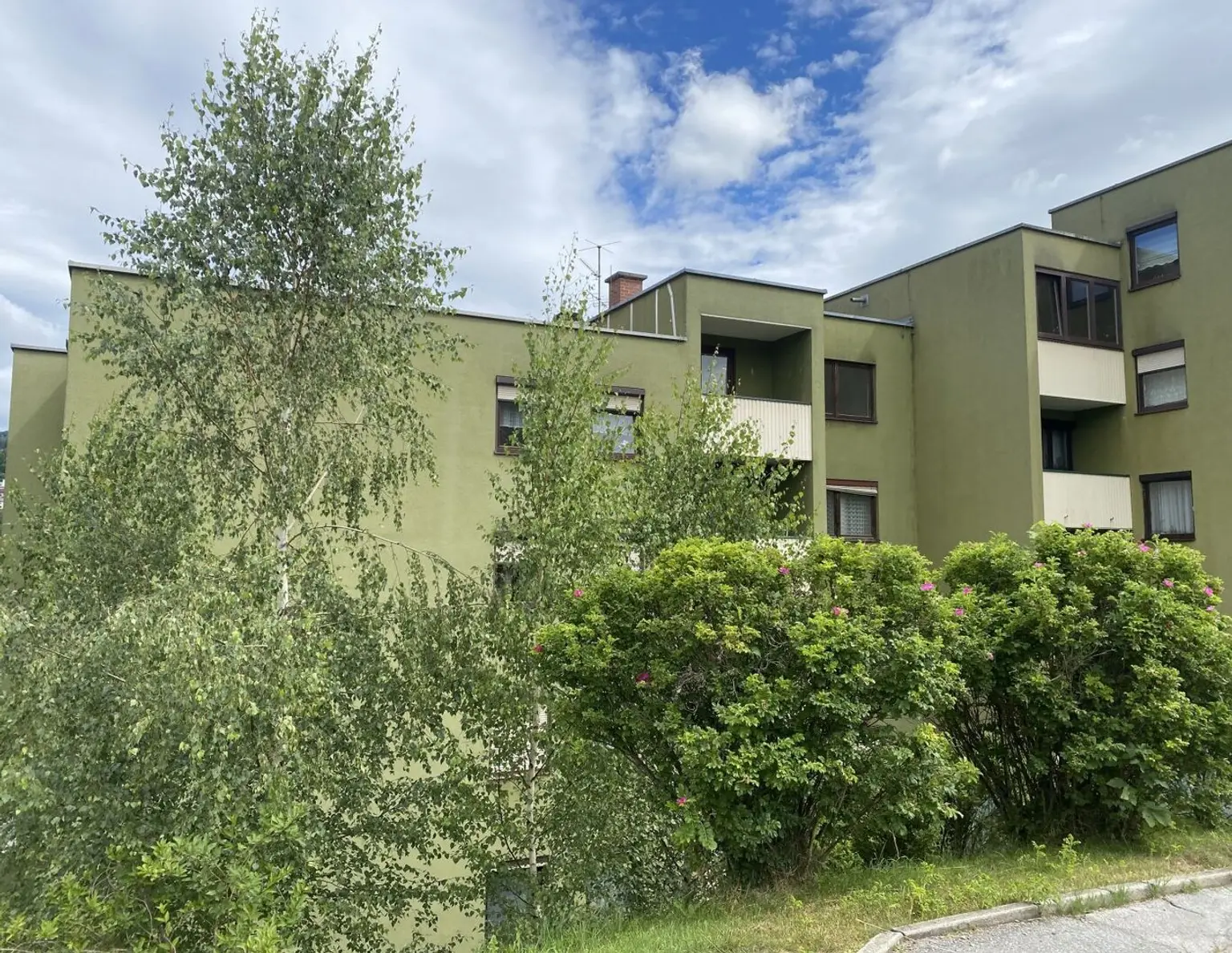 Mürzzuschlag: Willkommen in Ihrem neuen Zuhause mit Ausblick ins Grüne! Gut aufgeteilte 3 Zimmer Wohnung mit Loggia und Garage!