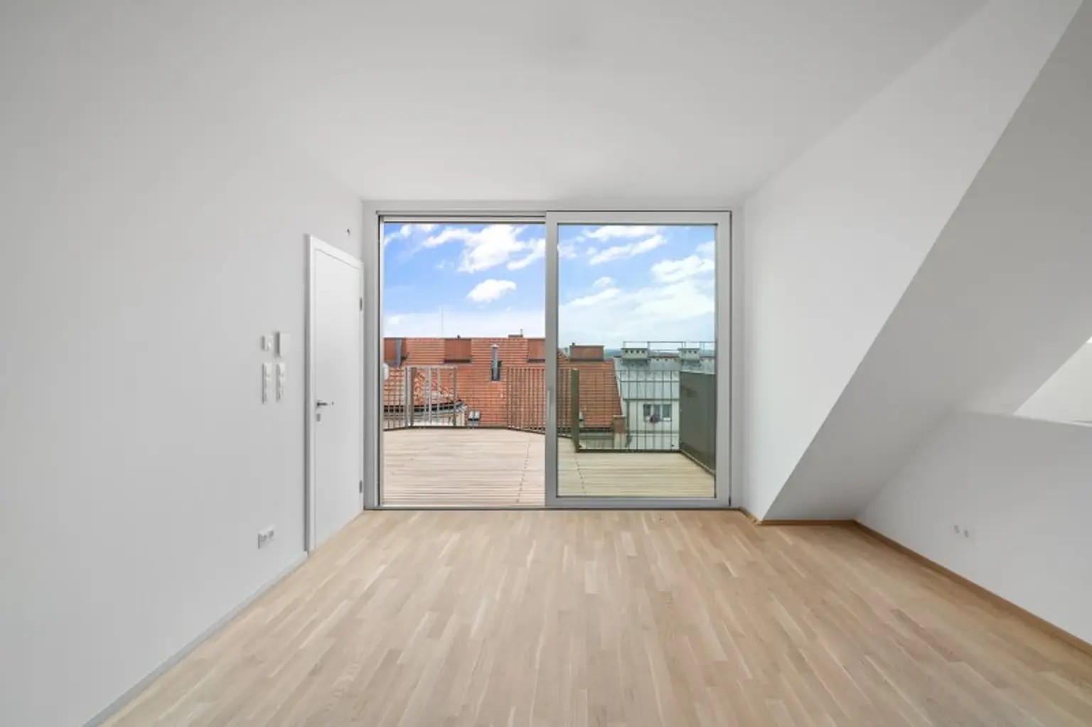 4-Zimmer-Dachgeschosswohnung (Massivbauweise) mit Terrassen in generalsaniertem Altbau