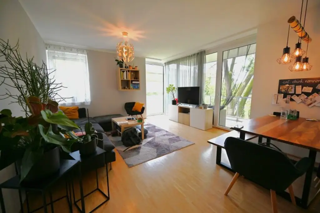 Helle Wohnung mit Balkon in den grünen Innenhof & Tiefgaragenplatz