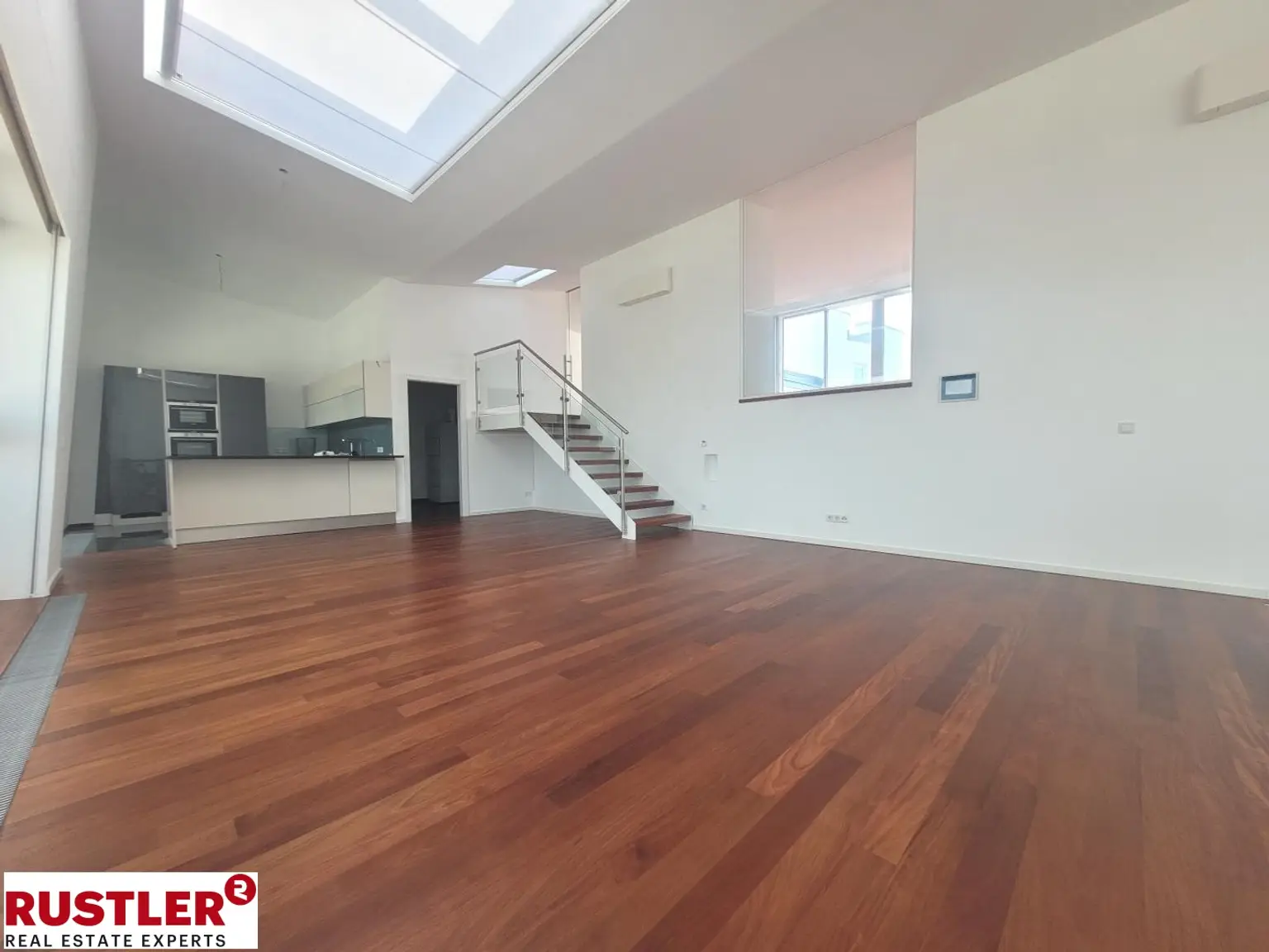 TRAUMHAFTE DG-WOHNUNG MIT BLICK AUF DIE KARLSKIRCHE!