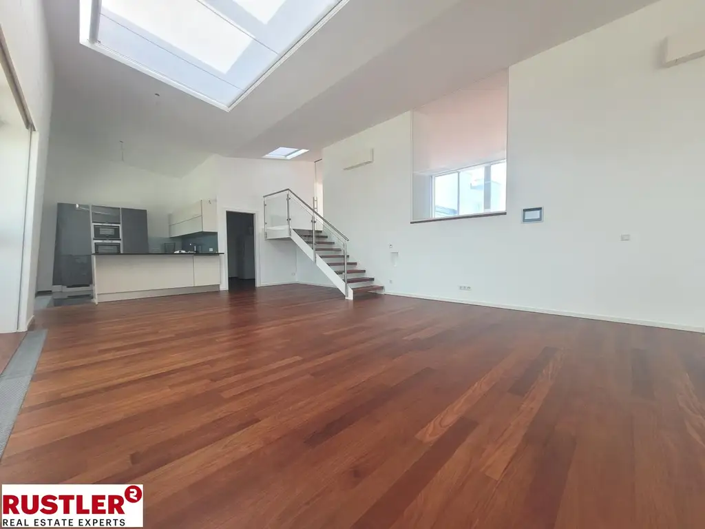 TRAUMHAFTE DG-WOHNUNG MIT BLICK AUF DIE KARLSKIRCHE!