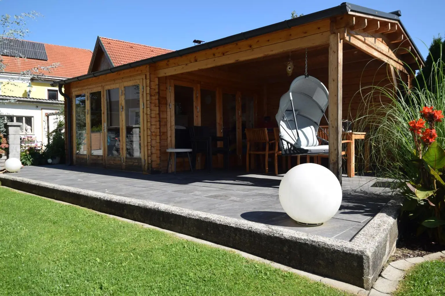 großzügiges Gartenhaus