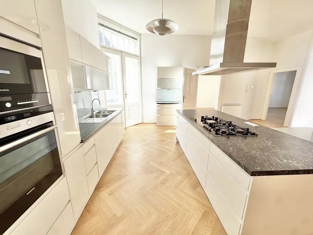 TOPLAGE | TRAUMHAFTE ALTBAUWOHNUNG MIT BALKON | HELLE 4 ZIMMER | U-BAHN-NÄHE