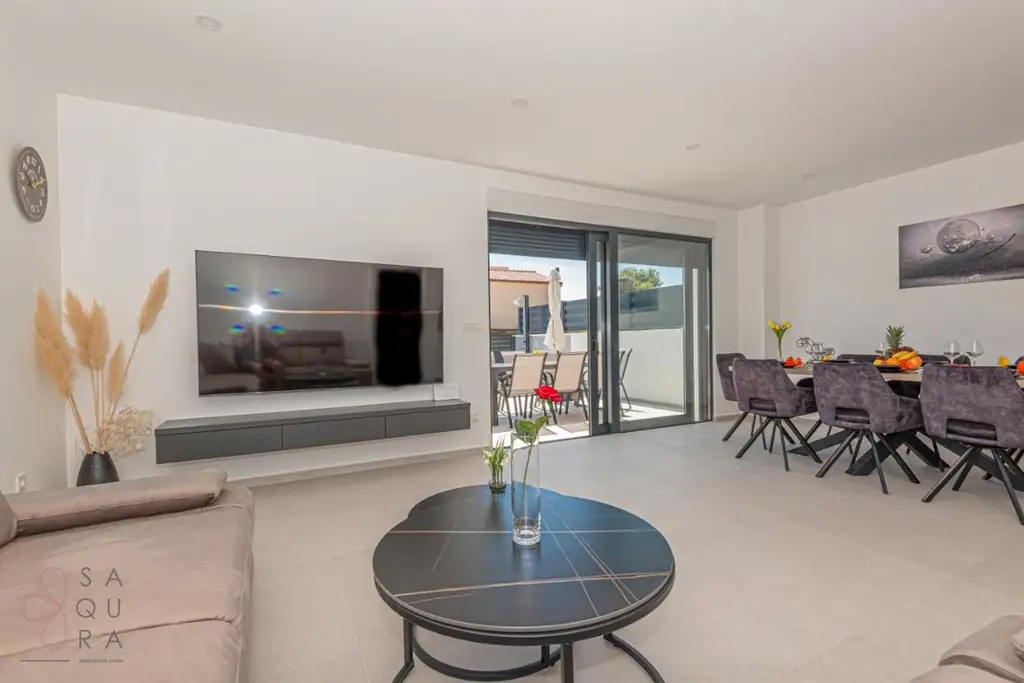 Modernes Wohndomizil mit Stil – Halbvilla mit Pool in Vodice