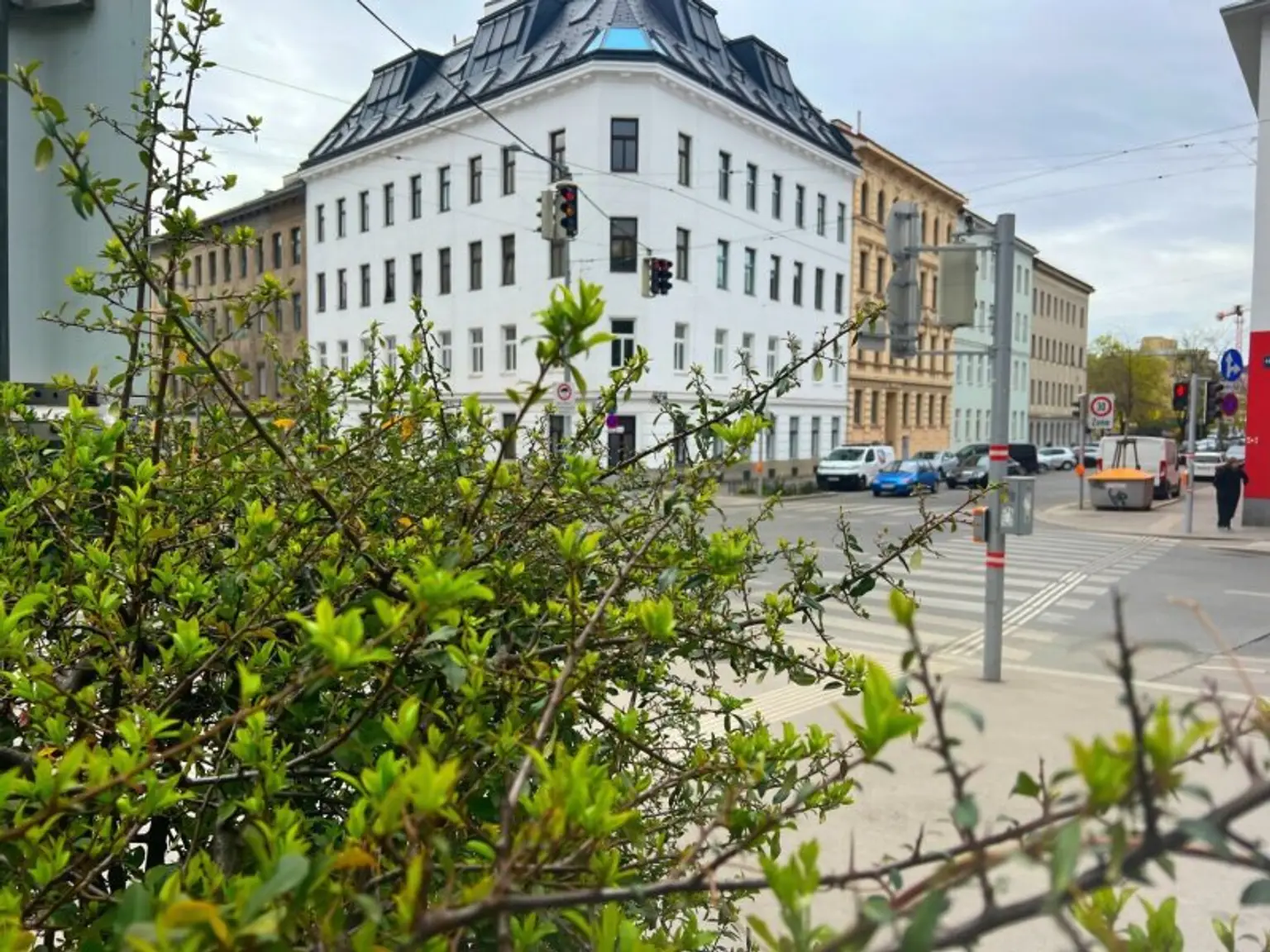 Wohnen mit Weitblick – stilvolle Dachgeschoßwohnung mit Balkon & Dachterrasse!