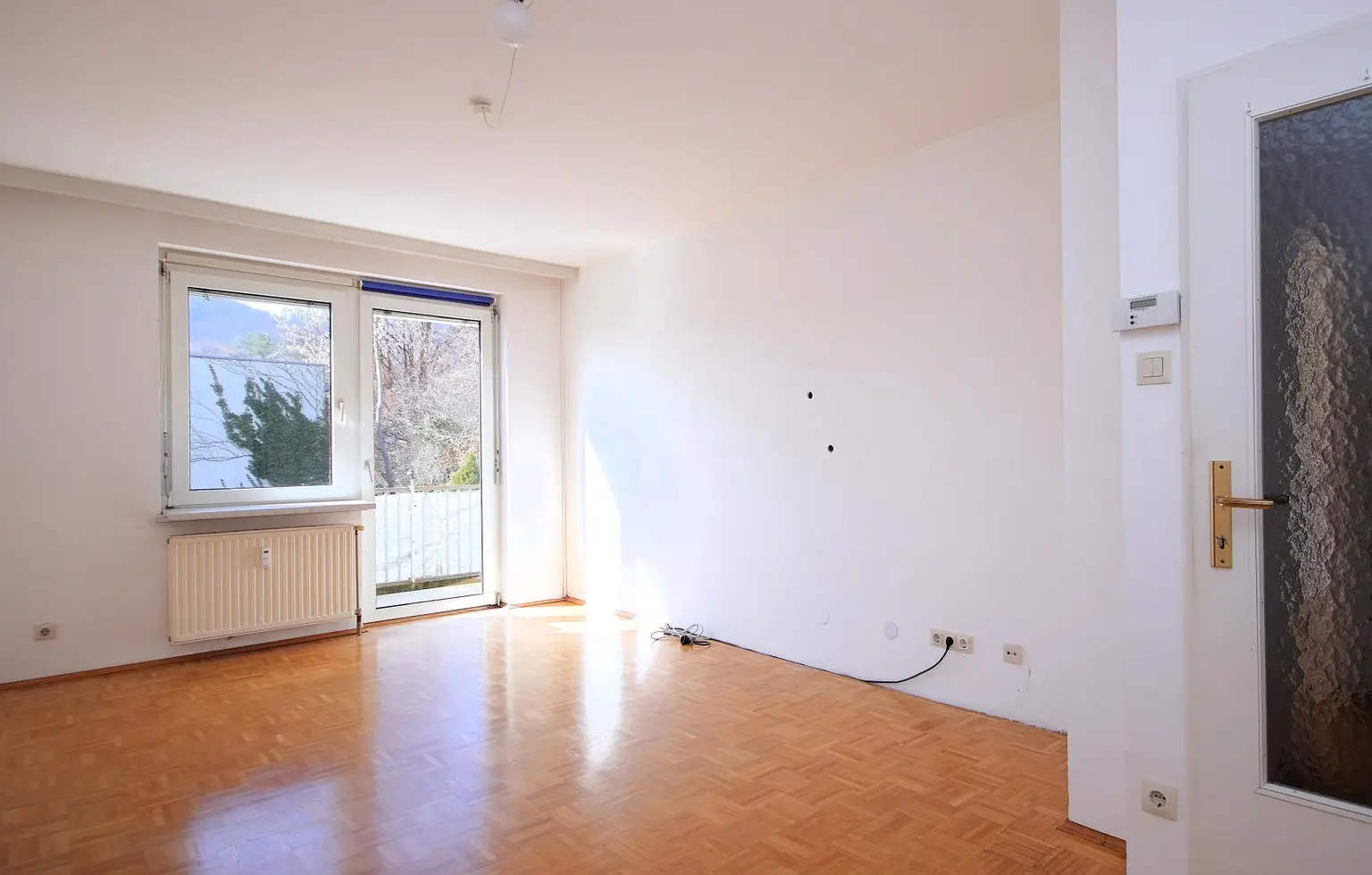 Großes Zimmer links mit Balkon