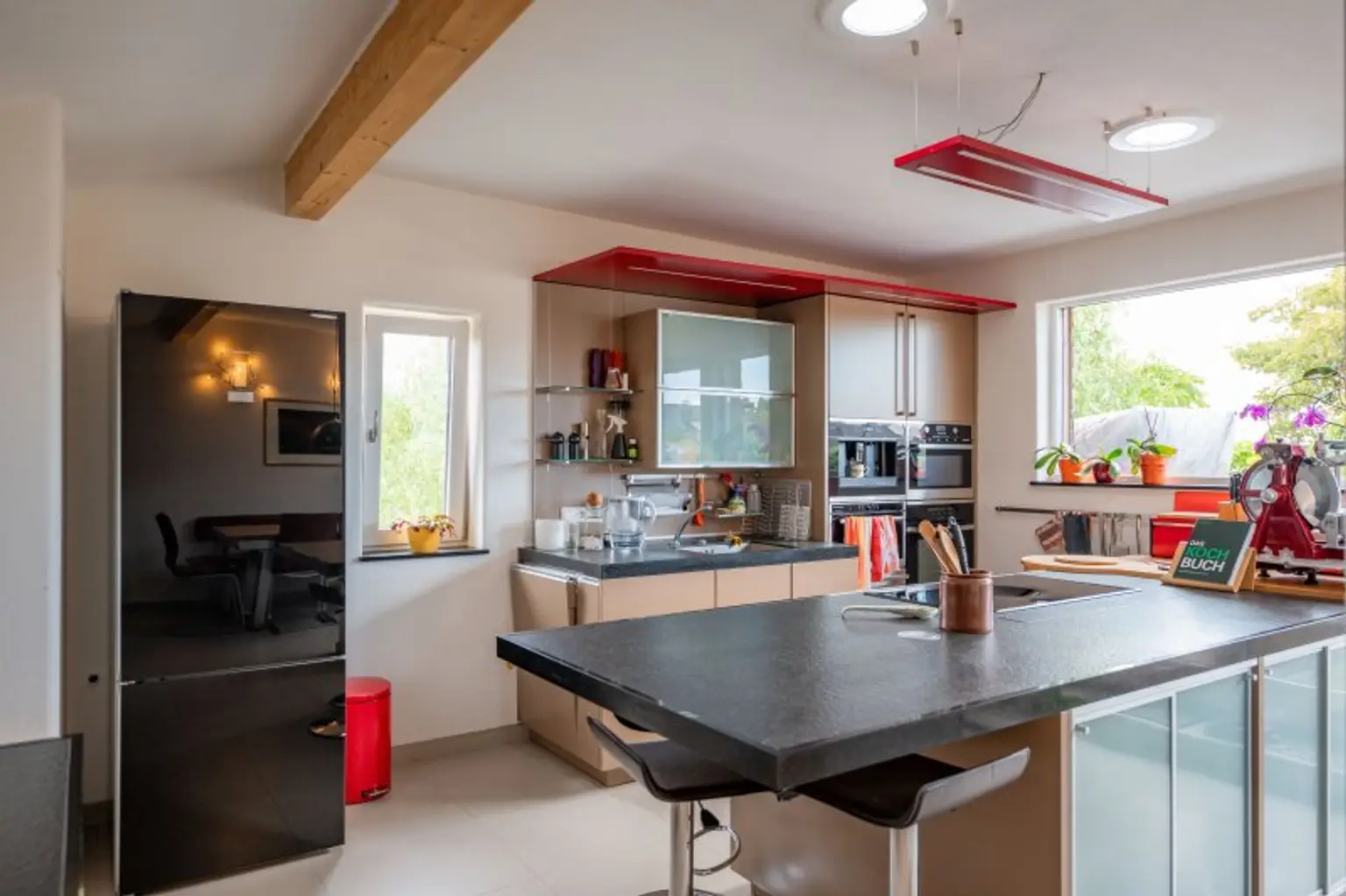 Dachgeschosswohnung in Ruhelage mit traumhaftem Grünblick, eigenem Garten und Garage
