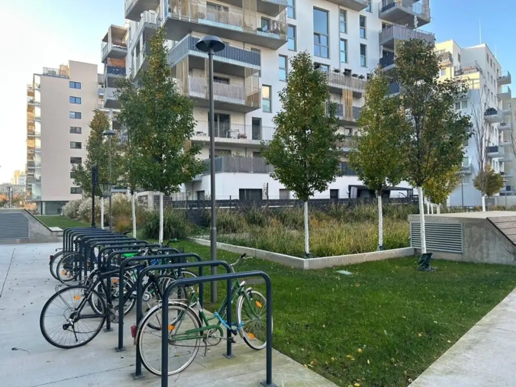 Neuwertige Wohnung mit Südbalkon, DAN-Küche und Freizeitangebot – Nähe U-Bahn