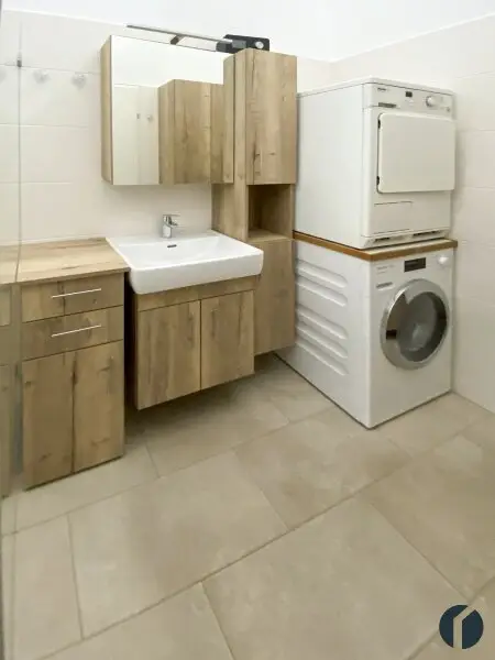 Möbliertes Badezimmer mit Waschmaschinenanschluß