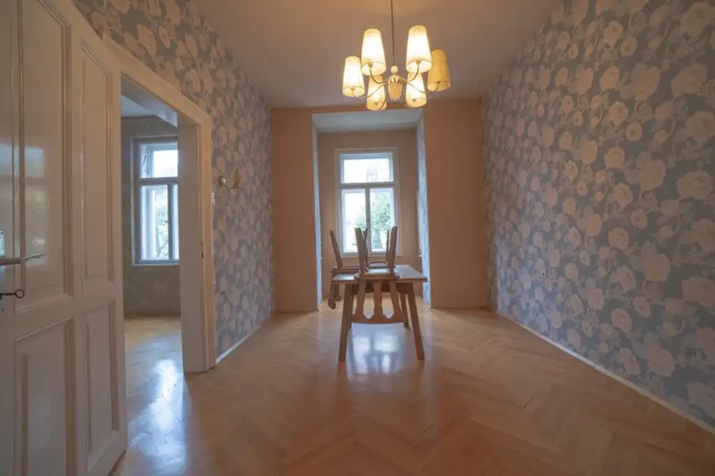 Sanierungsbedürftige 2-Zimmer-Wohnung in Saggen mit Entwicklungspotenzial
