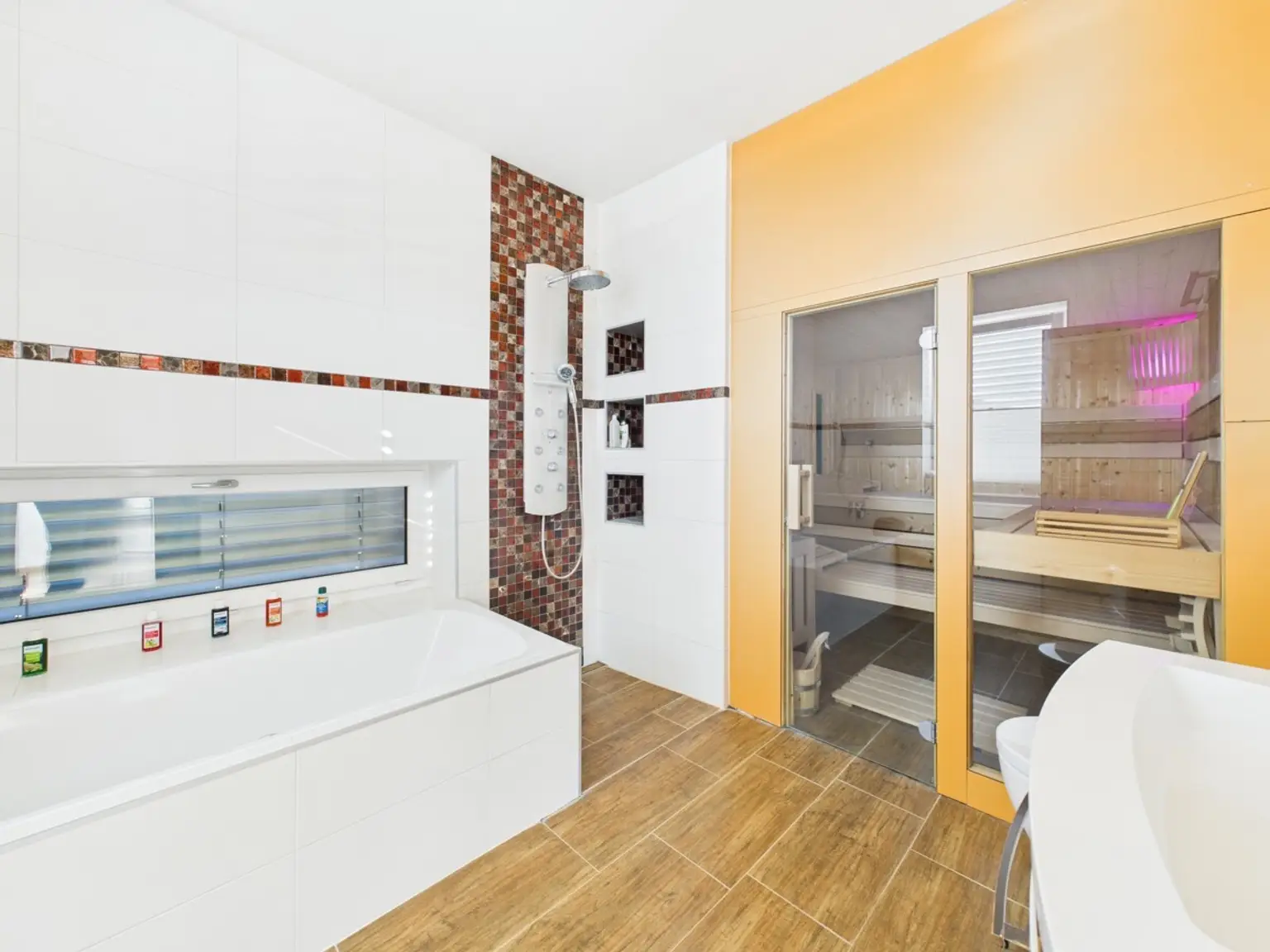 Badezimmer mit Sauna