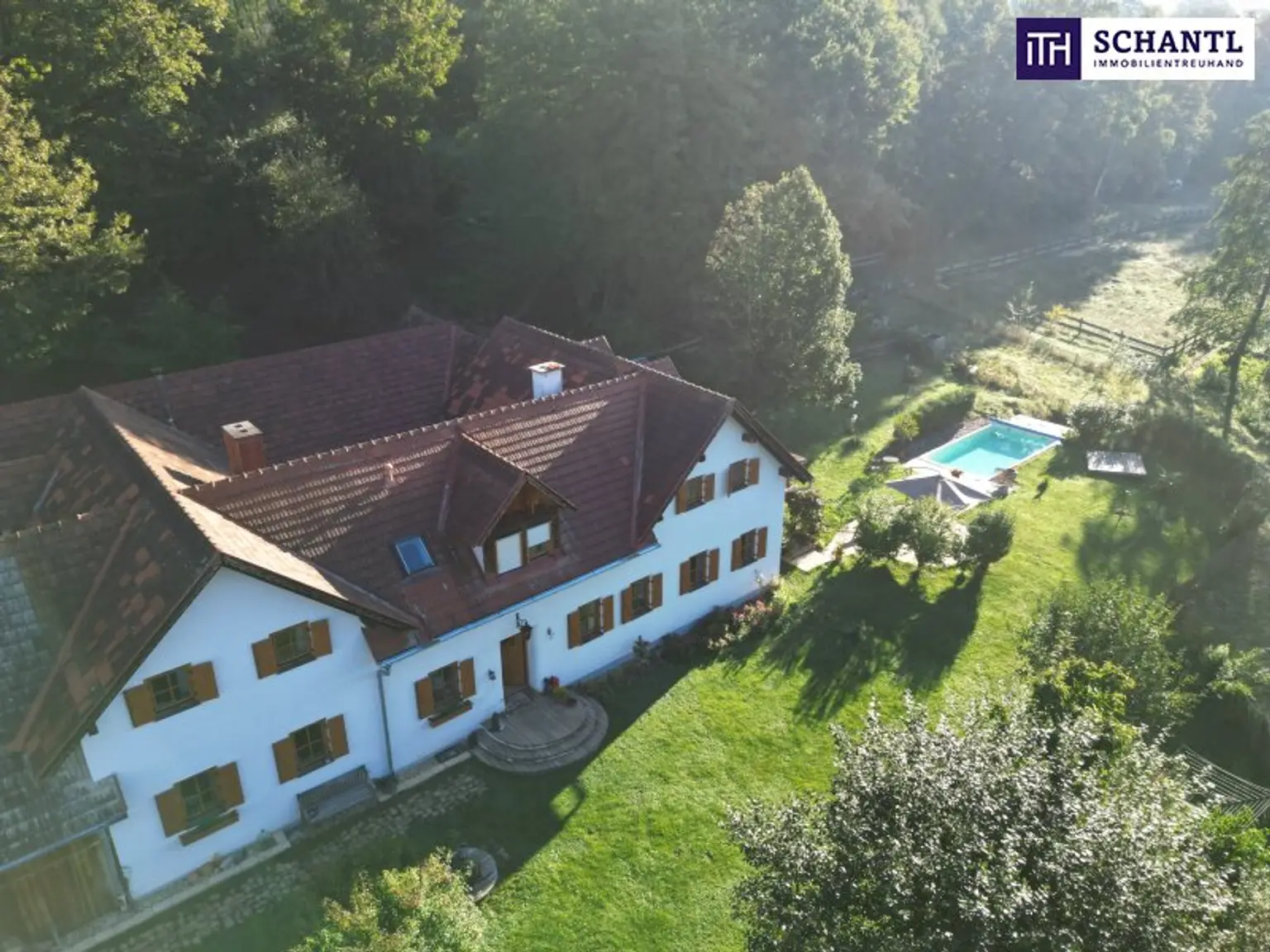 SENSATIONELLES JUWEL! Exklusiver Vierkanthof im Thermenland Steiermark – Wohnen, Reiten & Leben mit Pool und Natur!