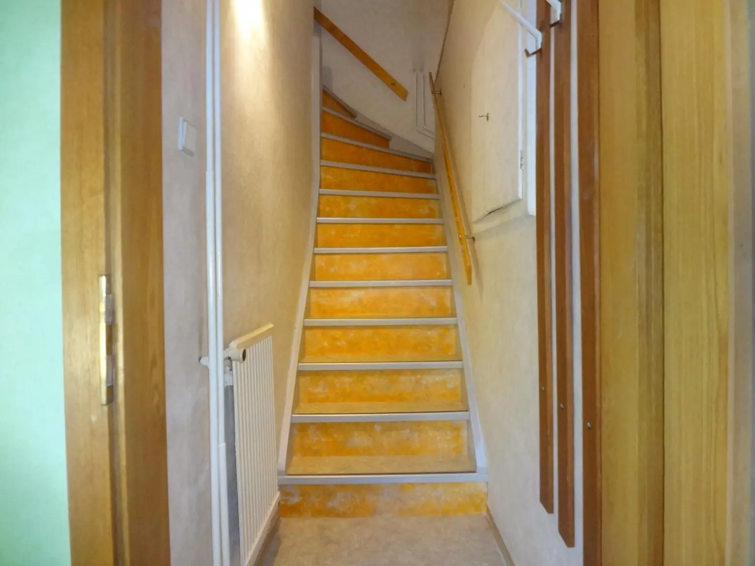 GEDIEGENES HAUS MIT ZWEI WOHNEINHEITEN UND GROSSEM GARTEN!