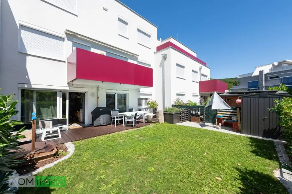 Neuwertige Gartenwohnung mit Terrasse & 2 Tiefgaragenplätzen – Wohnen im Grünen, nahe Wien