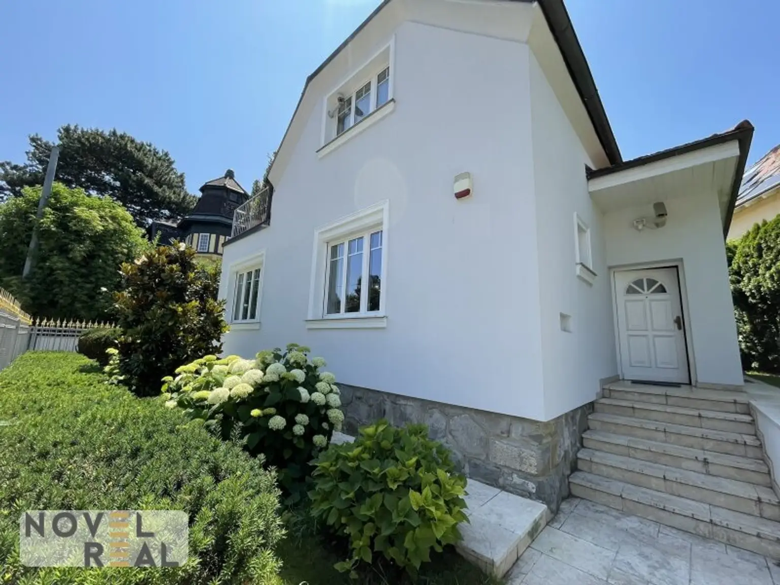 Exklusive Villa mit privatem Pool und idyllischem Garten in Toplage von Wien-Hietzing!