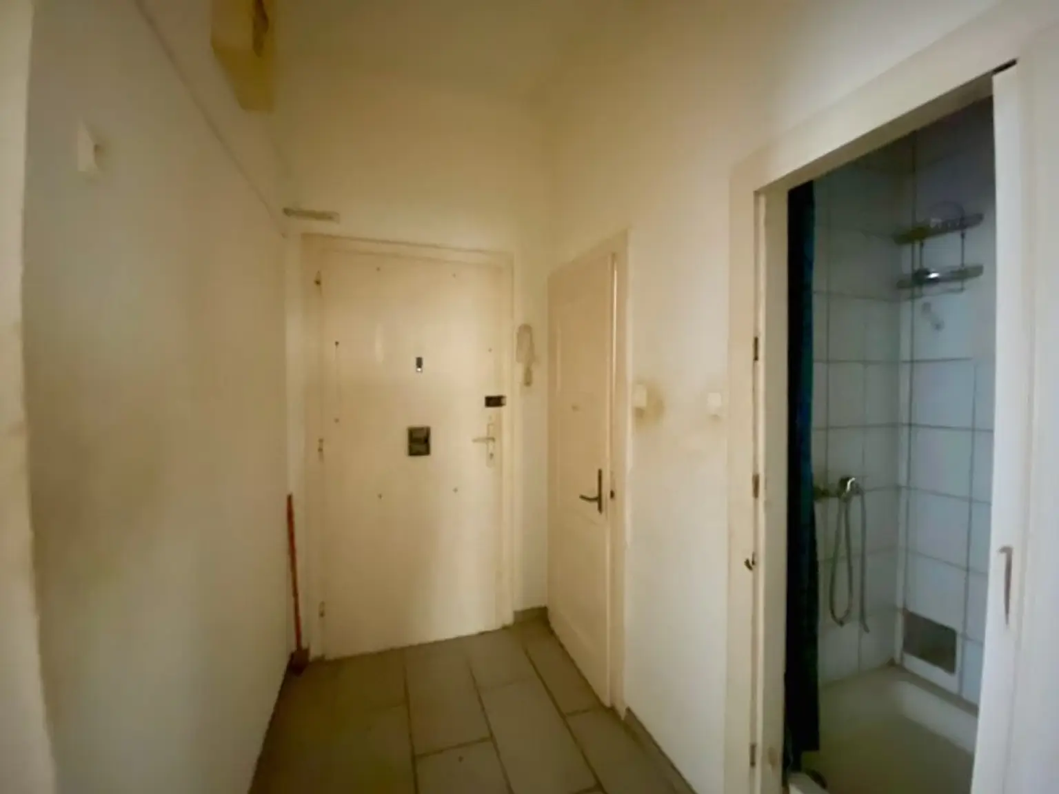 3 Zimmer-Wohnung ZUM SANIEREN, HELL und RUHIG!
