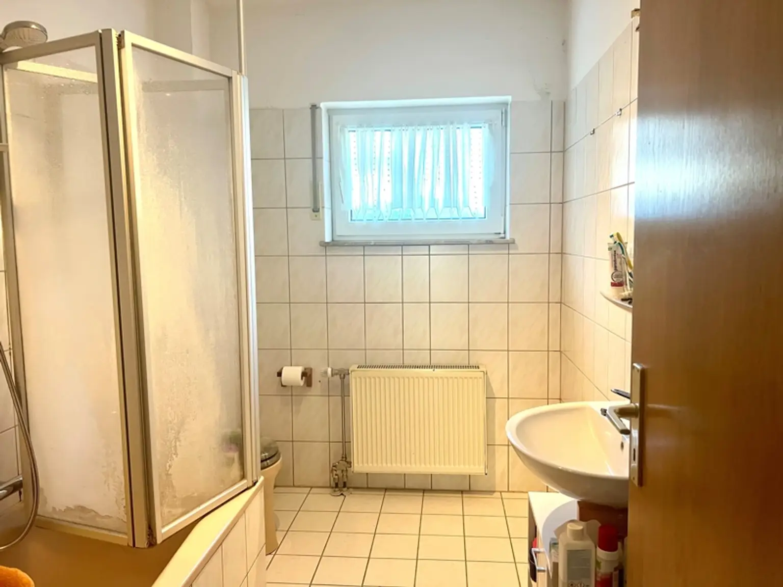 Tageslichtbad mit Wanne