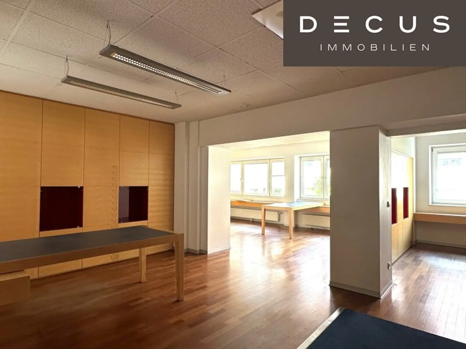 + + + NUSSDORFER PLATZ + + + hochwertiges 3-Raum-Büro + + +