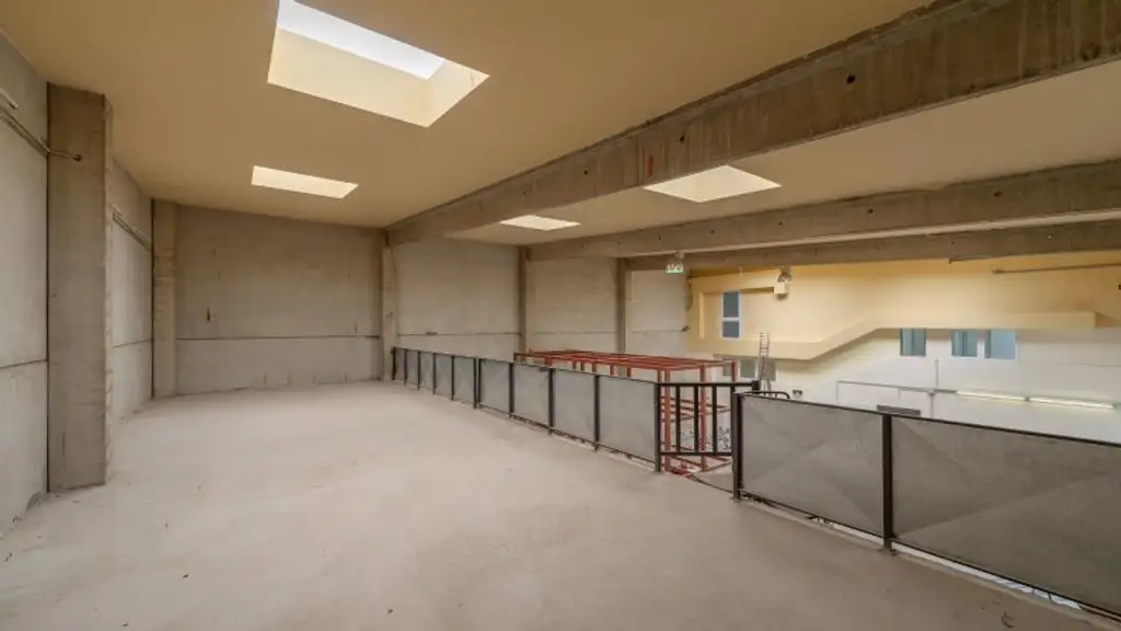 " Lagerhallen " Büroflächen " Freiflächen " UNBEFRISTET "